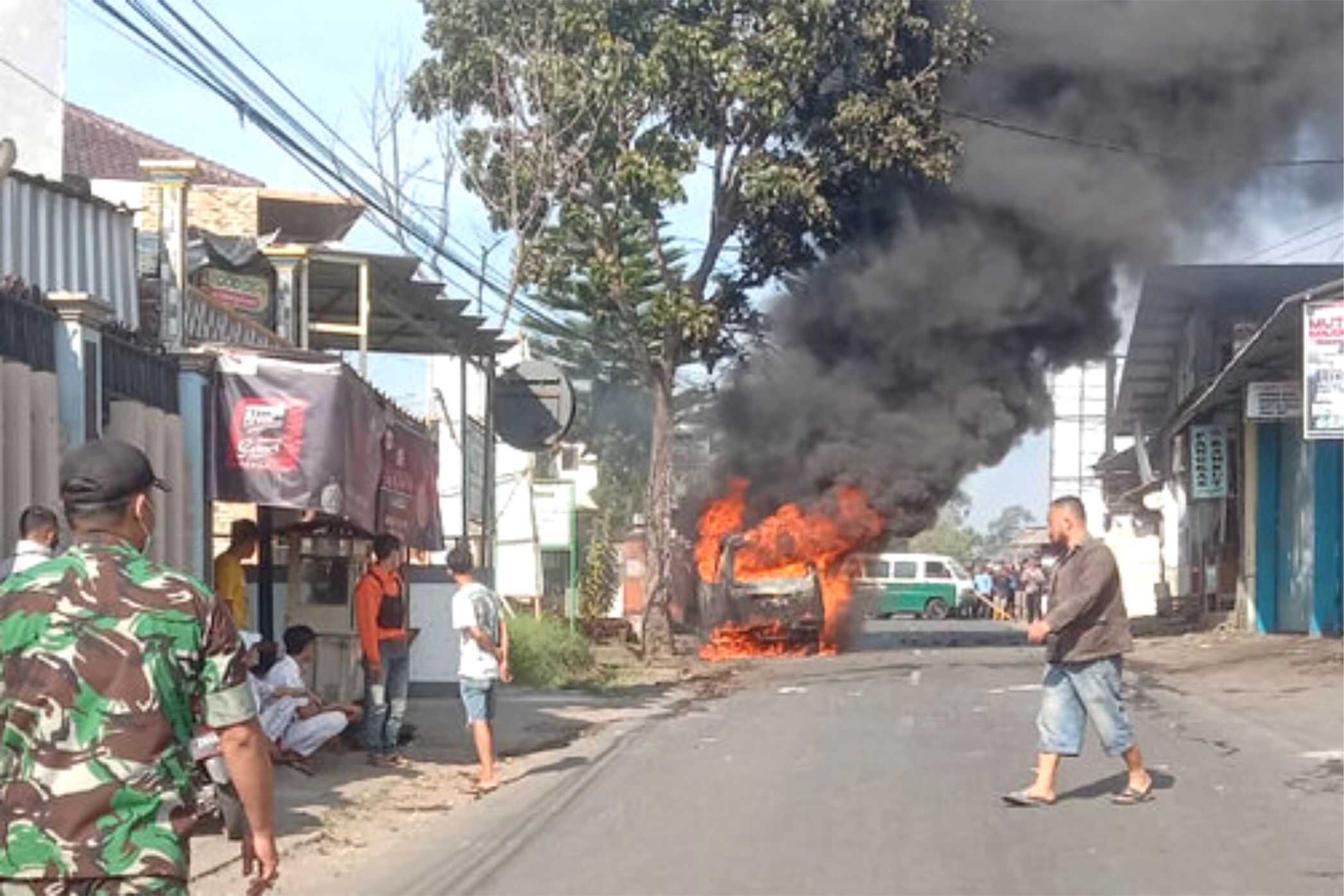Mobil Pembawa BBM Eceran Terbakar di Jalan Samarang Garut, Warga Sempat Dengar Ledakan